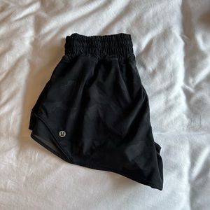 Black camouflage Lululemon hotty hot shorts, size 4, 2.5in